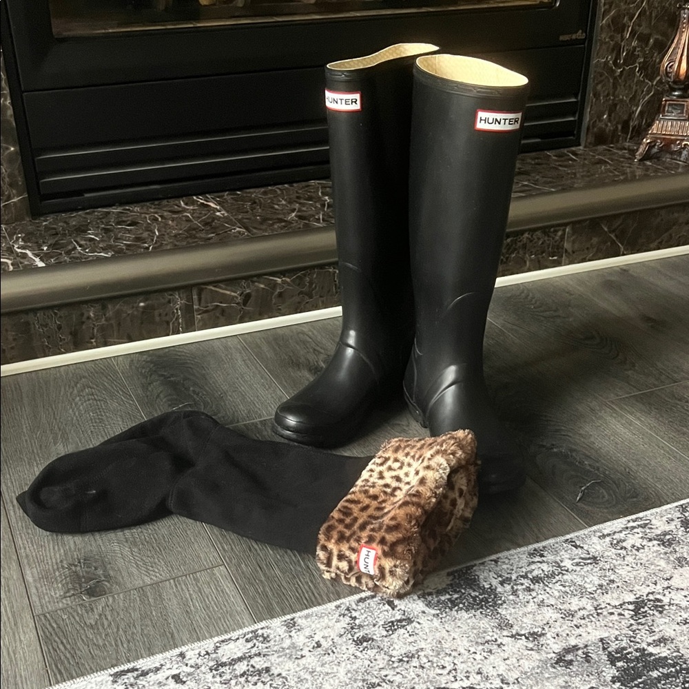 Hunter Black Boots with Leopard Liners